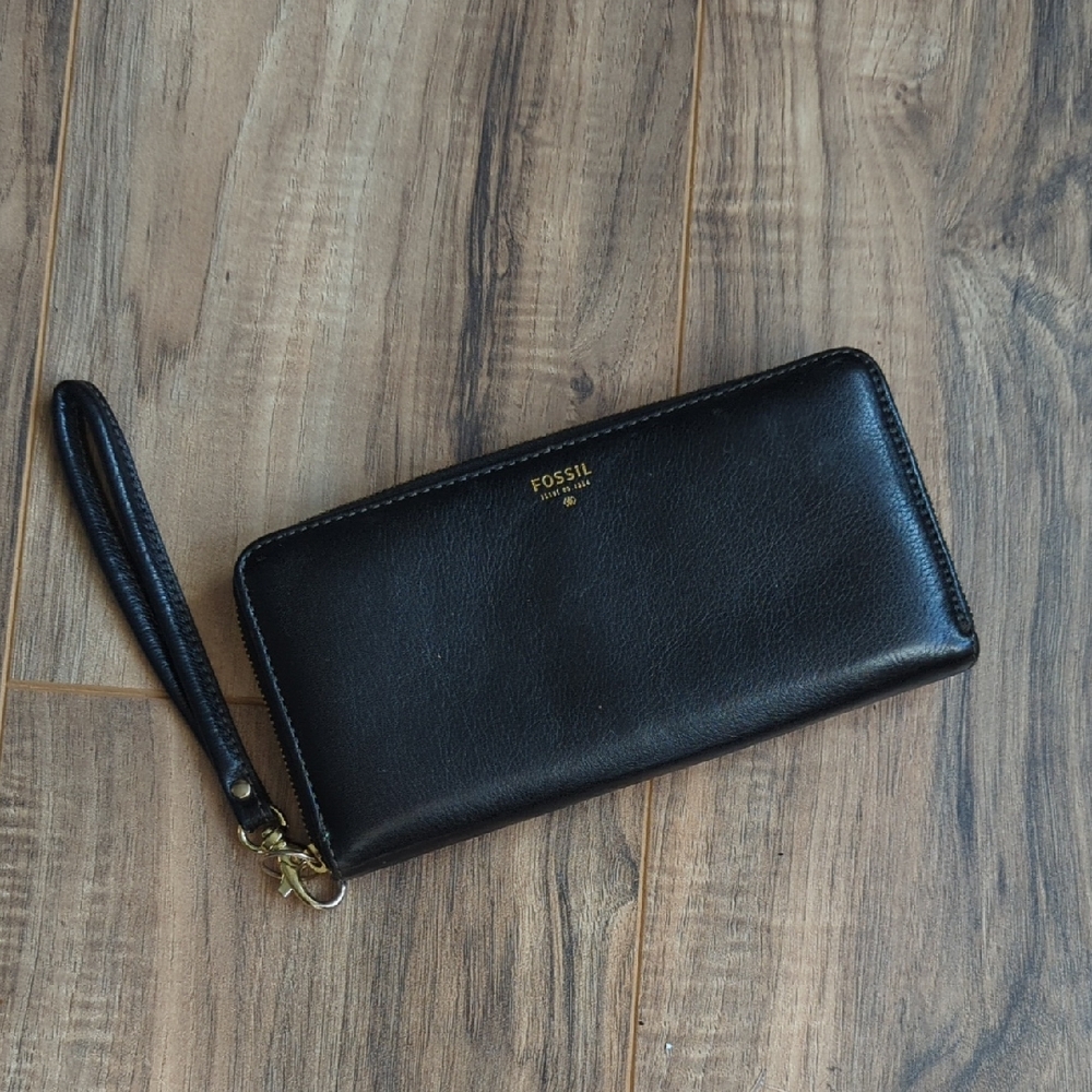 Fossil Black Leather Zip Wallet with Wrist Strap